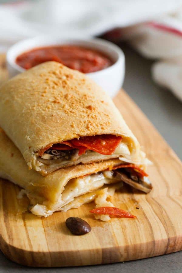 Change up pizza night by turning your pizza into a pizza pocket!! These Pack-It-In Pizza Pockets are filled with pepperoni, mushrooms and cheese, and pack a ton of flavor!