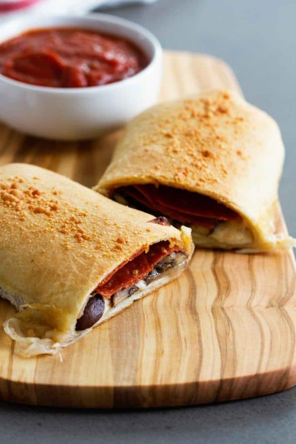 Change up pizza night by turning your pizza into a pizza pocket!! These Pack-It-In Pizza Pockets are filled with pepperoni, mushrooms and cheese, and pack a ton of flavor!
