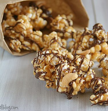 Peanut Butter, Chocolate and Cashew Popcorn | www.tasteandtellblog.com