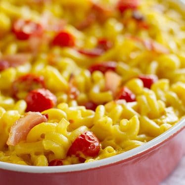 baked mac and cheese with bacon and tomatoes