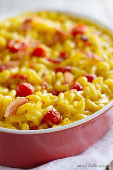 baked mac and cheese with bacon and tomatoes