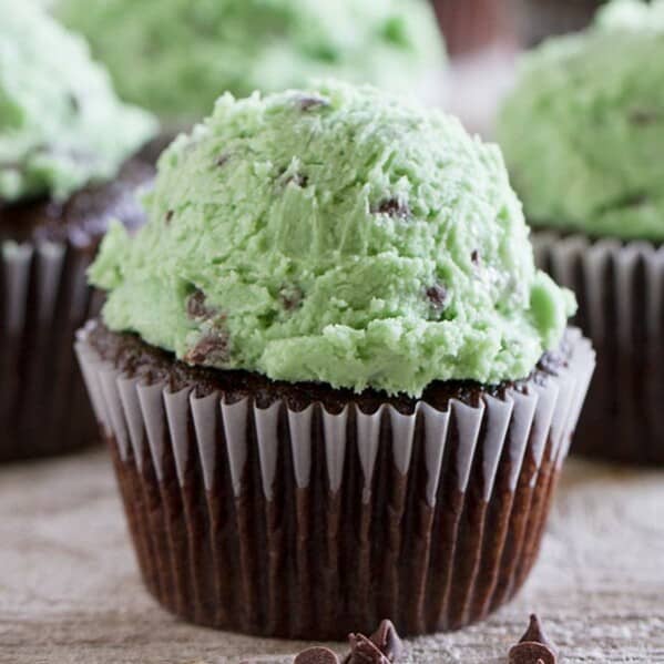 The flavors of mint chocolate chip ice cream meets cookie dough in this delicious frosting that mint lovers will go crazy for.