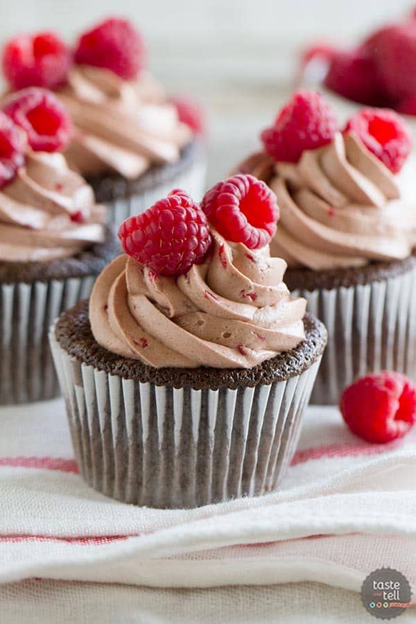 det perfekta äktenskapet mellan choklad och hallon - chokladmuffins fylls med en färsk hallonfyllning, sedan toppad med en silkeslen hallonchoklad Schweizisk marängsmörkräm.