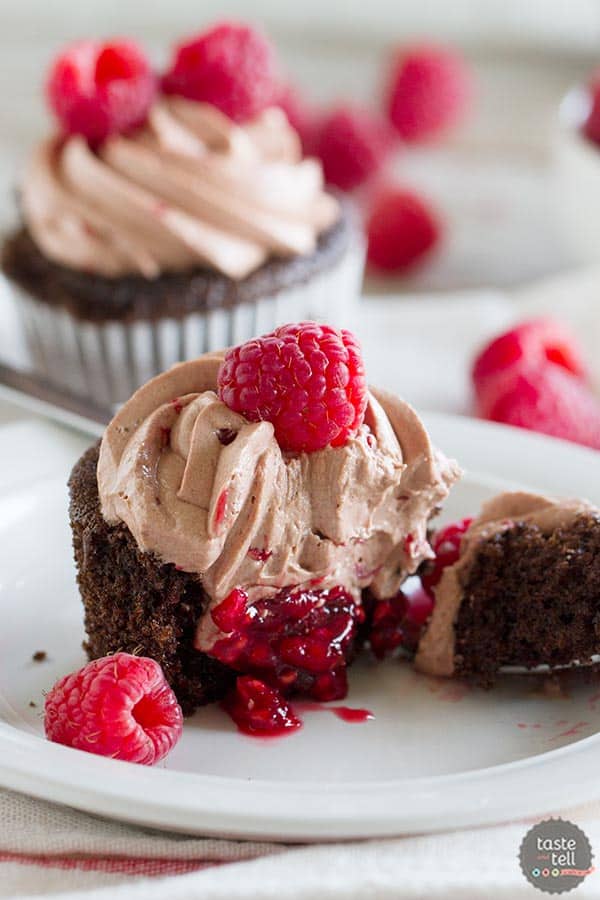 Schokoladen-Cupcakes mit Himbeerfüllung und Himbeer-Schokoladen-Buttercreme auf Geschmack und erzählen