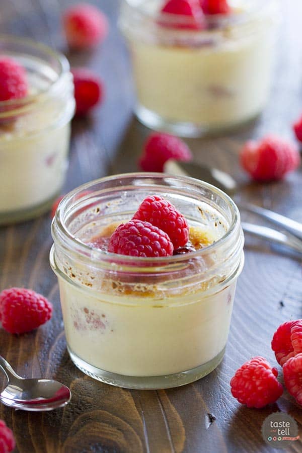 uma receita cremosa e deliciosa de creme brûlée tem framboesas frescas misturadas para uma mudança saborosa em um clássico.