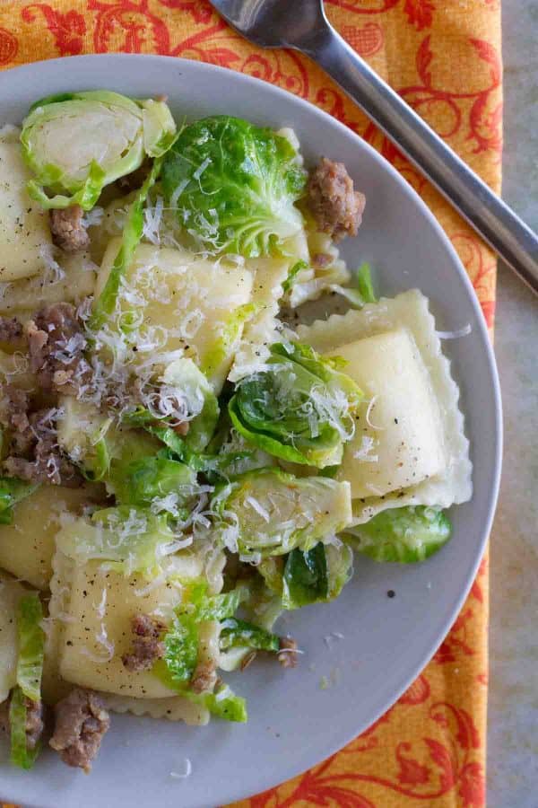 Looking for an easy, fast, dinner with less than 10 ingredient? This Easy Ravioli with Sausage and Brussels Sprouts comes together in well under 30 minutes and is delicious and filling.