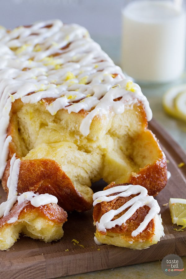 Sweet and lemony, this Lemon Roll Pull Apart Bread is a great mash up of lemon rolls and pull apart bread. You won’t be able to stop at just one piece!