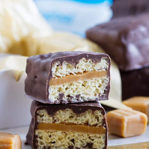 Looking for a treat easy enough for the kids to help make? These Caramel Filled Rice Krispies Treats only have 3 ingredients and are easy enough to get the whole family involved! They also make a great gift for dad for Father’s Day!