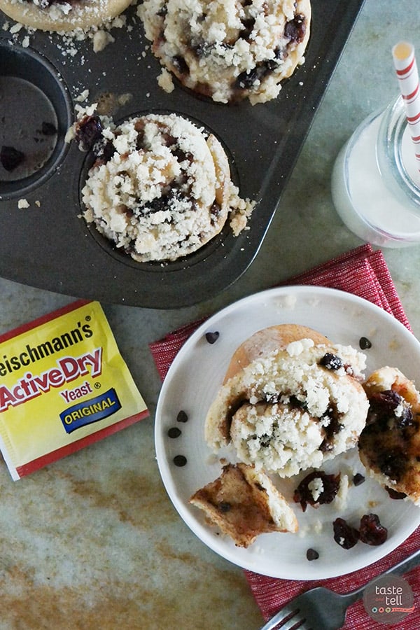 Sweet bread rolls are filled with cherries, chocolate and plenty of cinnamon sugar and then are topped with a crunchy streusel. You can’t go wrong with these Chocolate Cherry Streusel Rolls!