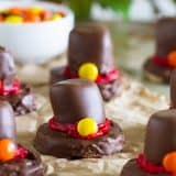 Looking for a fun edible decoration for your Thanksgiving table? These Pilgrim’s Hat Rice Krispies are a fun way to bring a tasty treat to your table.