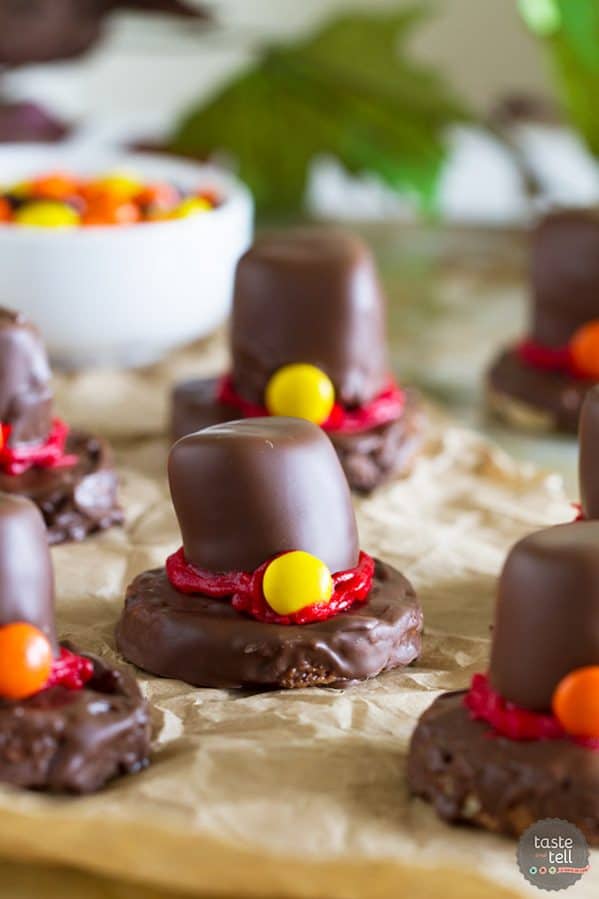 Looking for a fun edible decoration for your Thanksgiving table? These Pilgrim’s Hat Rice Krispies are a fun way to bring a tasty treat to your table.
