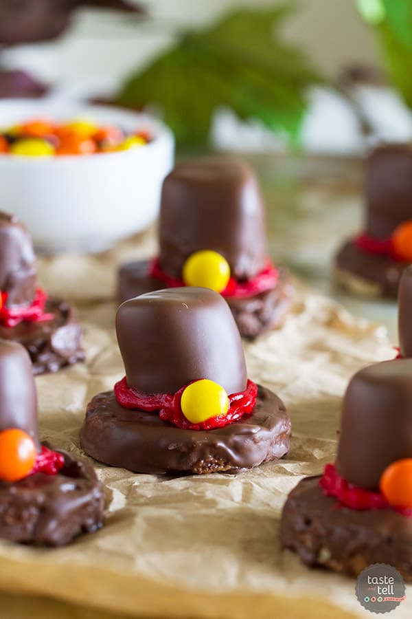 Looking for a fun edible decoration for your Thanksgiving table? These Pilgrim’s Hat Rice Krispies are a fun way to bring a tasty treat to your table. 