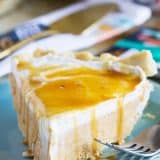 So easy, this White Chocolate Caramel No Bake Pumpkin Pie is ultra creamy with the perfect amount of pumpkin flavor. This is a great way to change up your pumpkin pie!