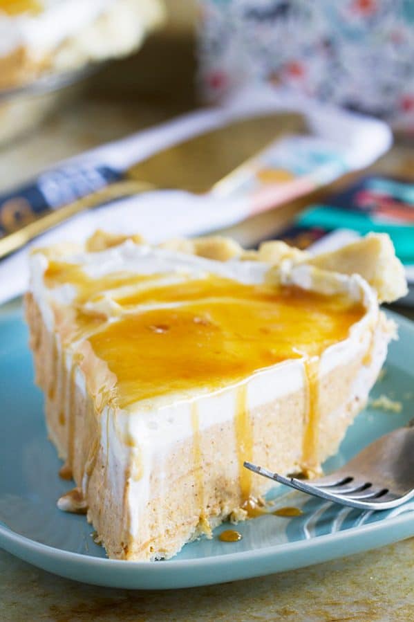 So easy, this White Chocolate Caramel No Bake Pumpkin Pie is ultra creamy with the perfect amount of pumpkin flavor. This is a great way to change up your pumpkin pie!