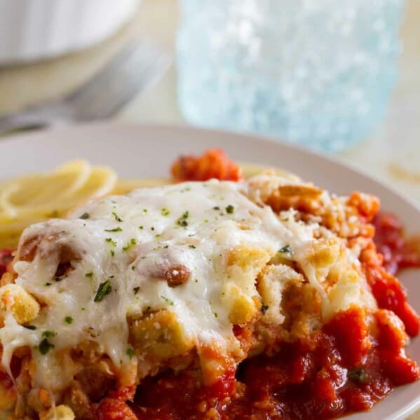 Forget the time and effort of breading and frying chicken - this Cheater Chicken Parmesan Bake gives you the same flavors and crispy texture from chicken parmesan with half the effort!