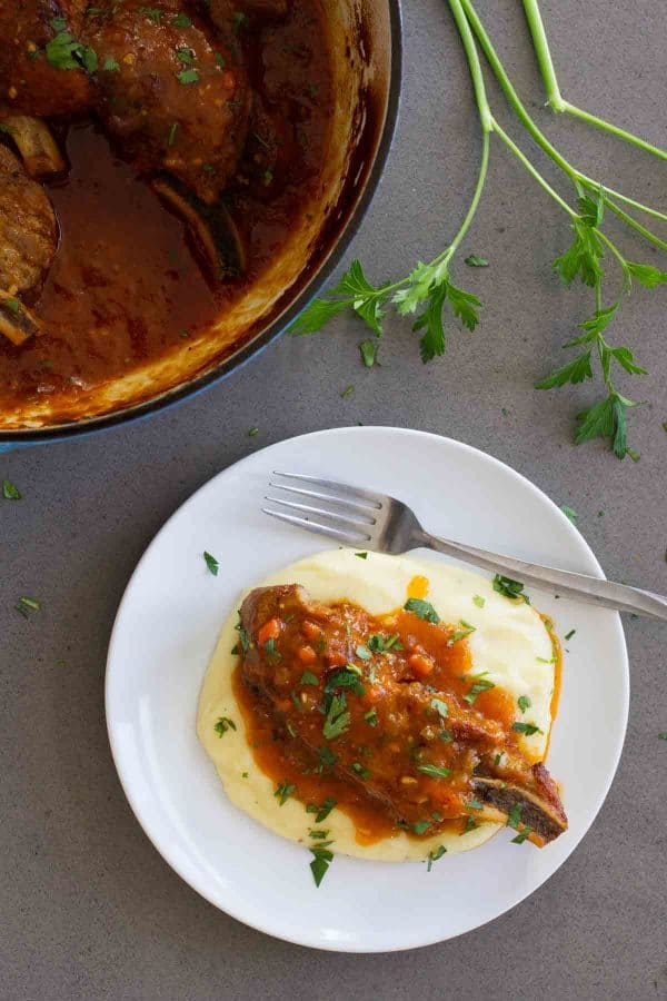 Costillas de estilo rural con polenta