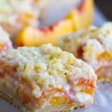 peaches and cream bar wirth crumble topping