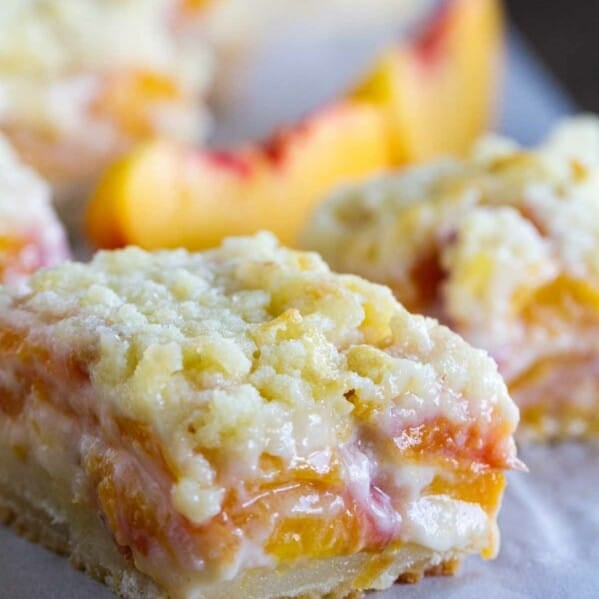 peaches and cream bar wirth crumble topping