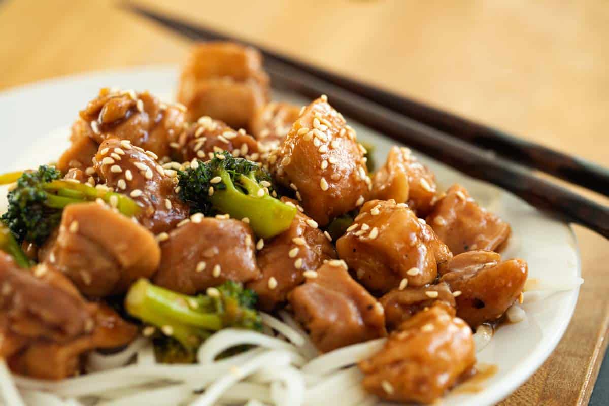 A healthier take on a Chinese food favorite, this Sesame Chicken stir fry is an easy dinner that can be on the table in 30 minutes. It’s also non-spicy, so everyone in the family can enjoy! Sesame Chicken Stir Fry with Broccoli over Rice Noodles