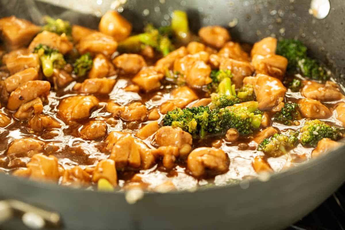 Pan with sesame chicken and broccoli