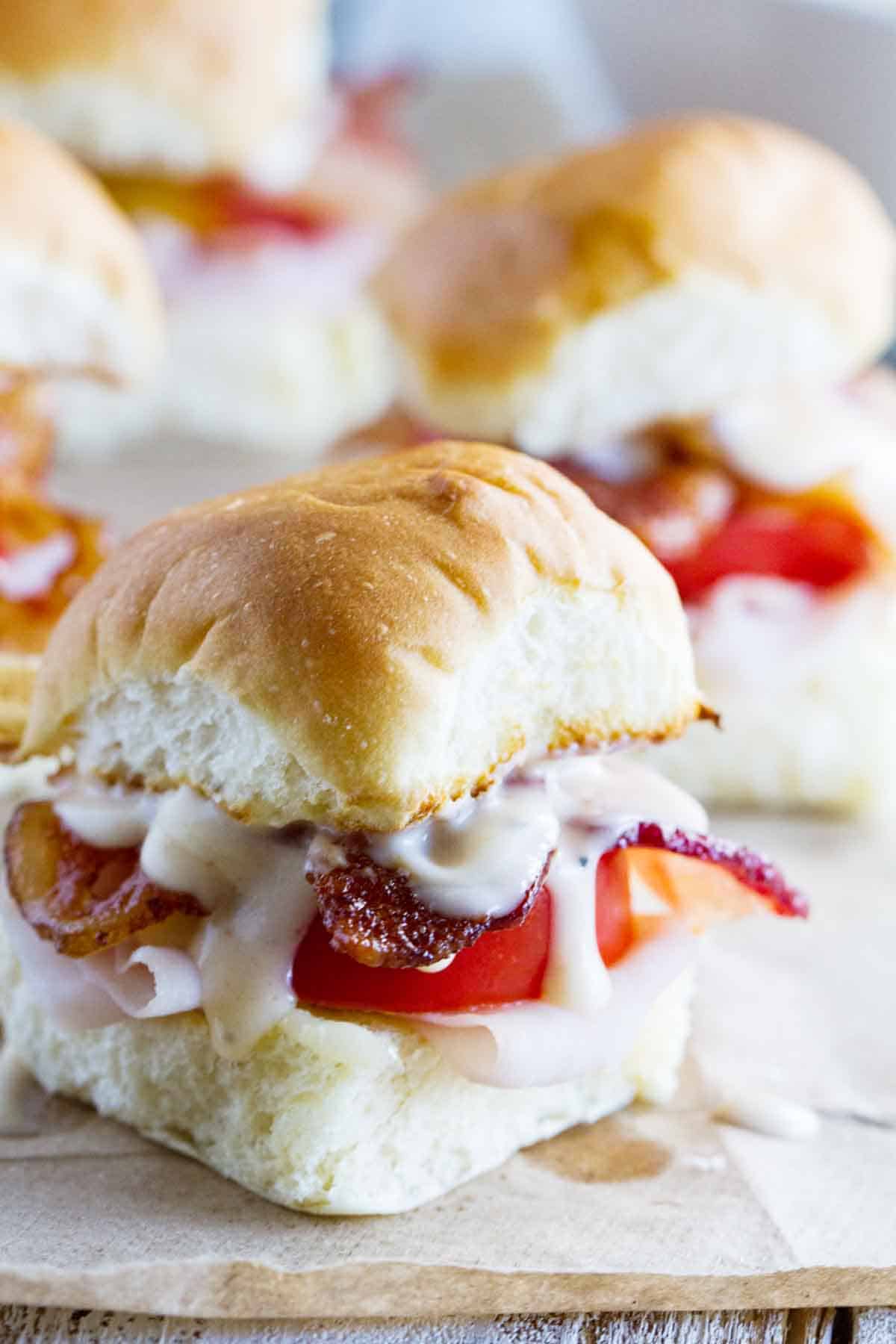 närbild av Mini Kentucky Hot Brown Sandwiches