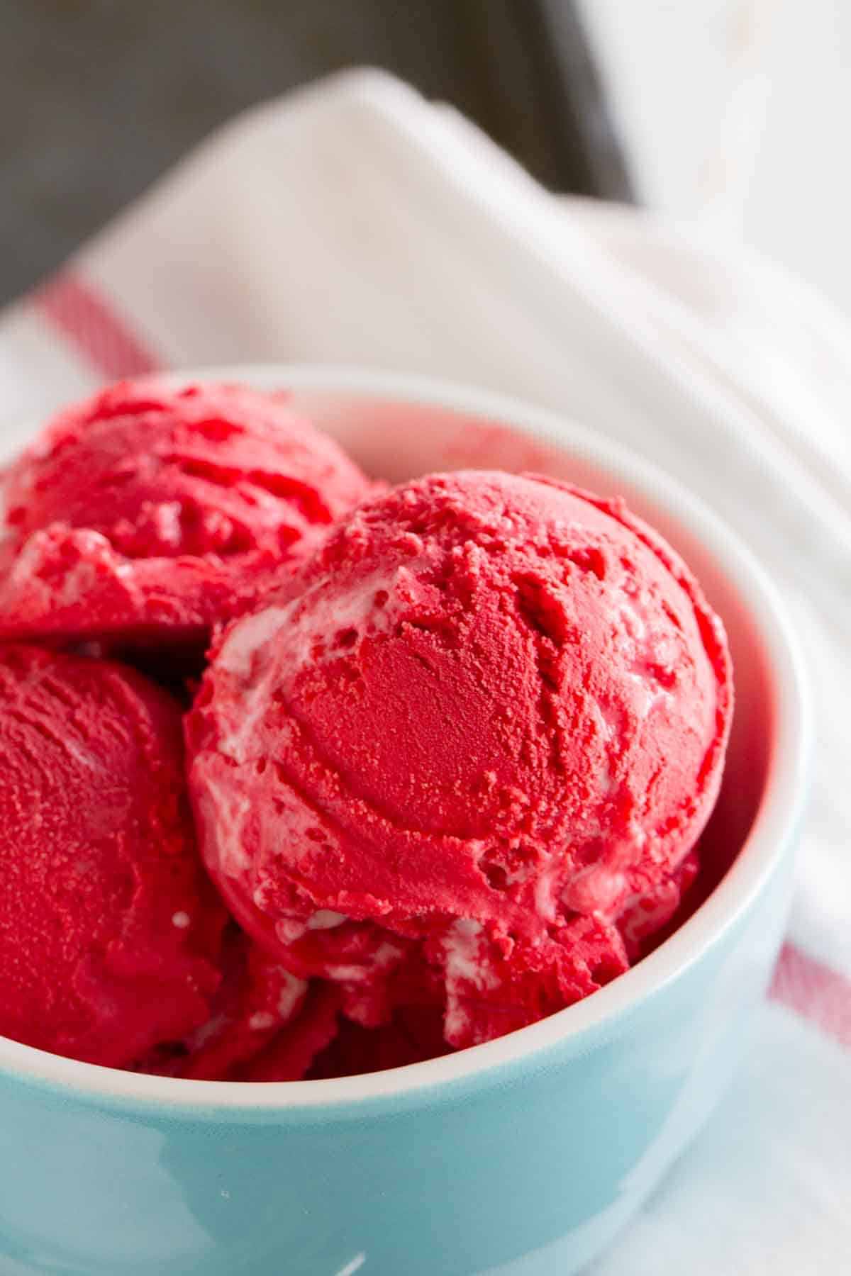 photo showing texture of red velvet ice cream