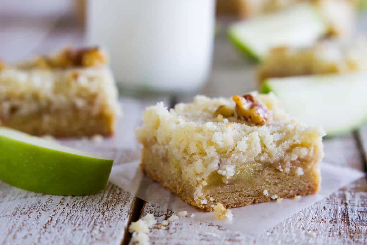 Apple bar with crumb topping with apple slices