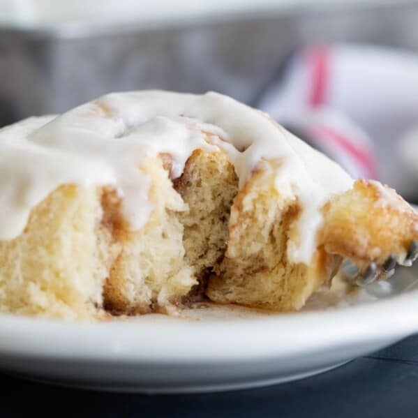 texture of cinnamon roll on a plate