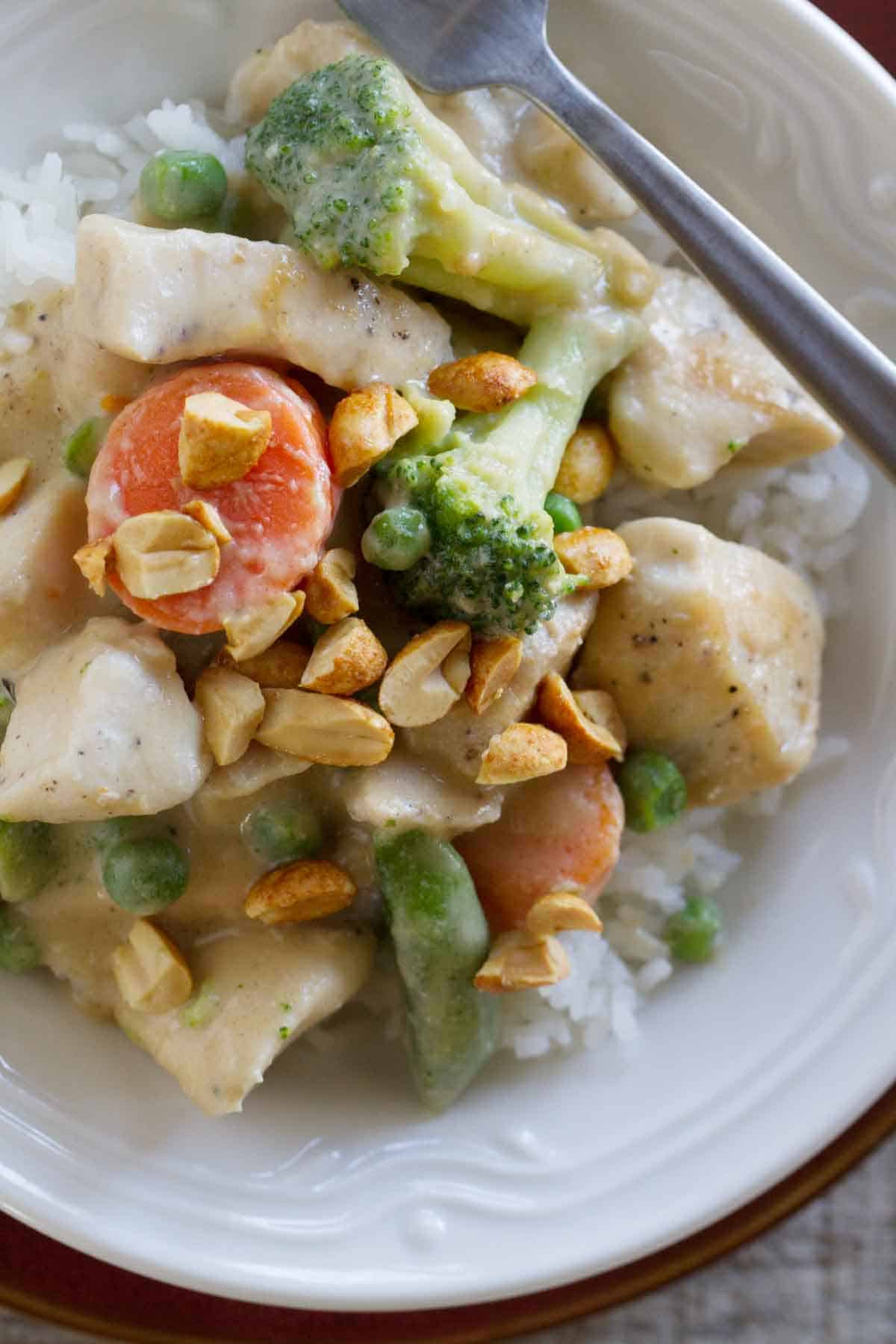 peanut chicken with vegetable and rice topped with peanuts