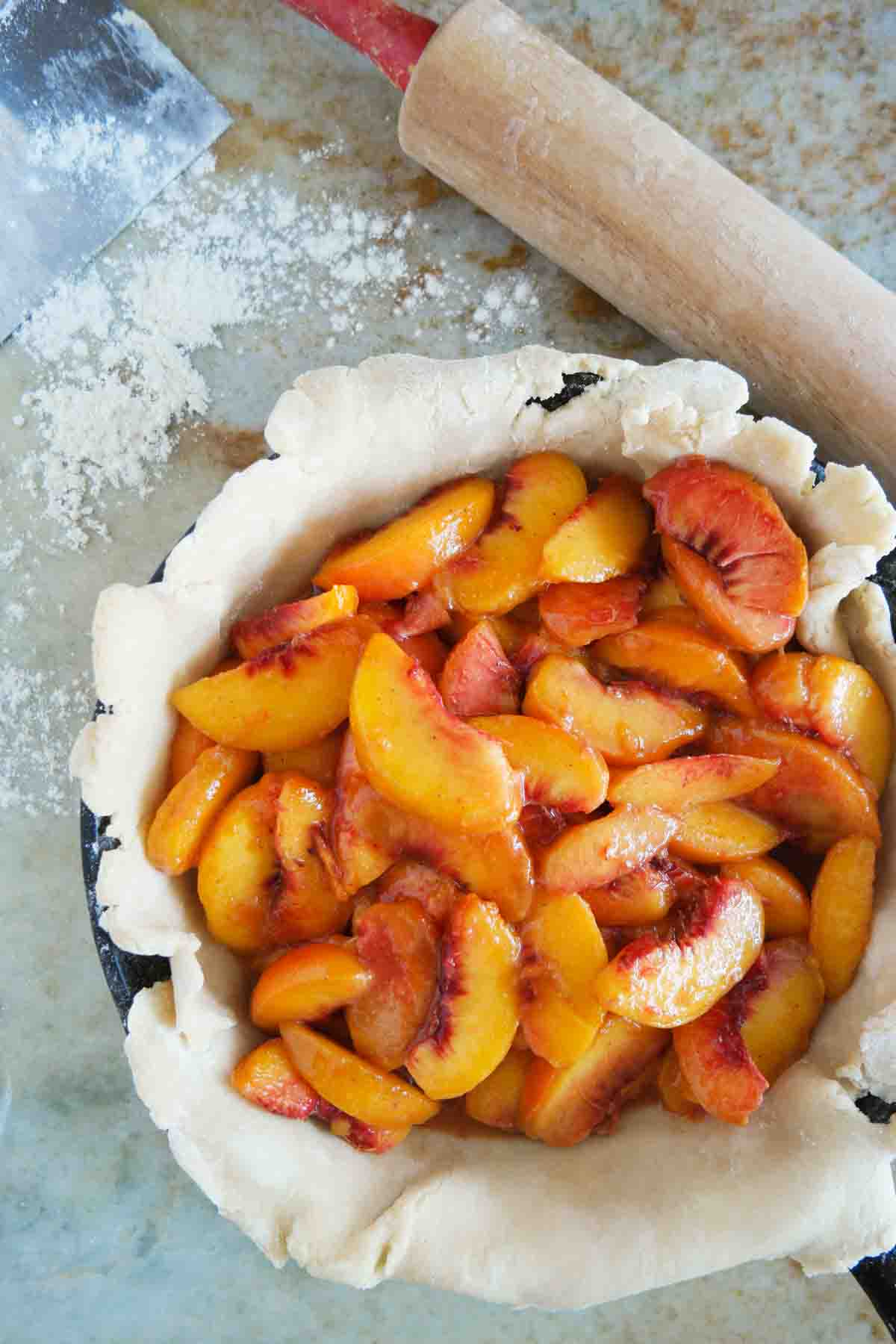 pie crust filled with fresh peaches