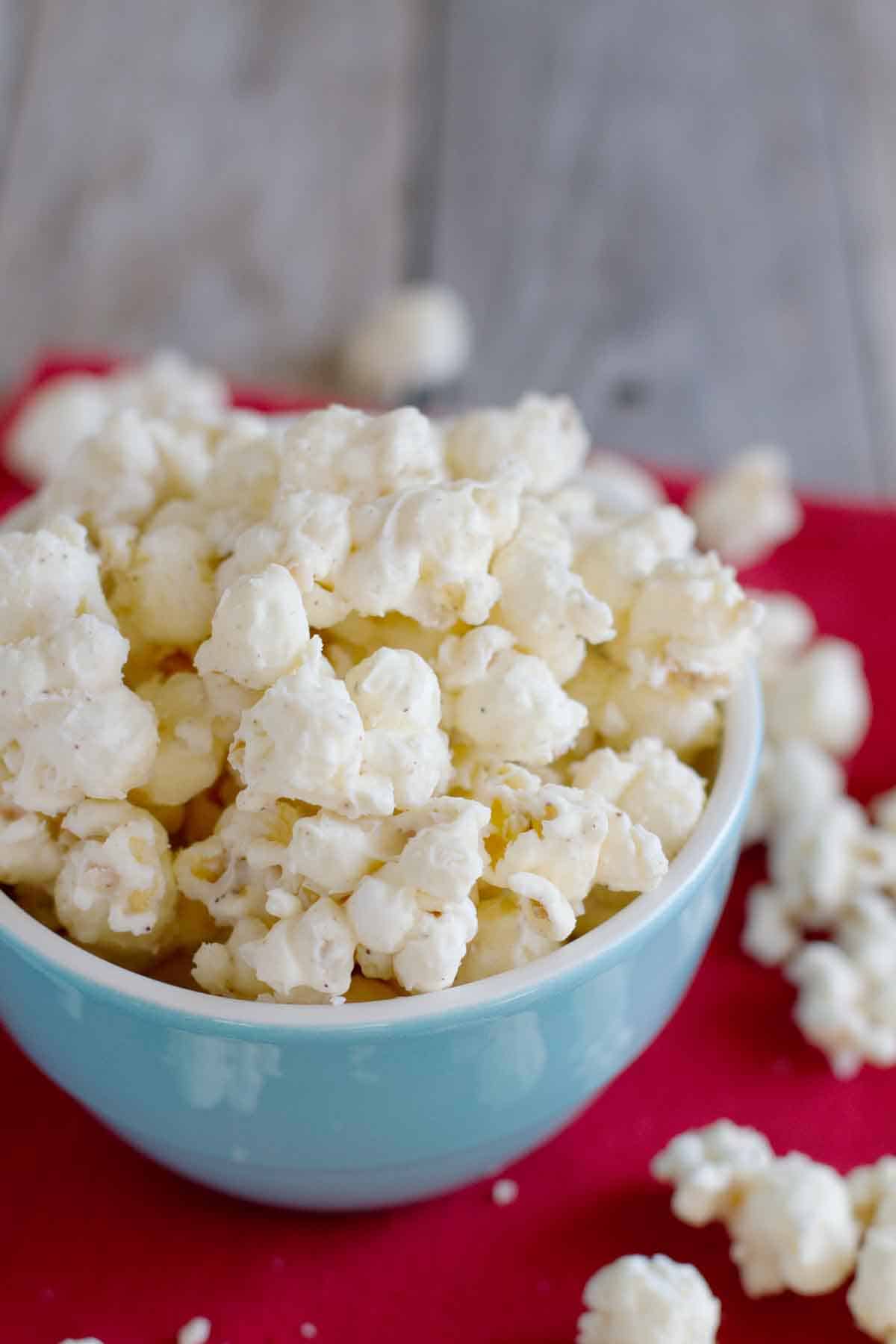 Eggnog Popcorn in a blue bowl