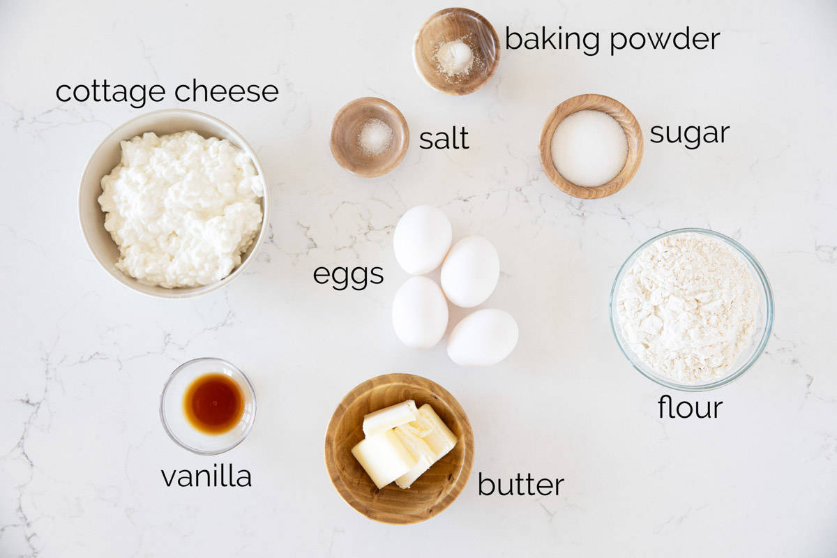 Ingredients needed to make cottage cheese pancakes.