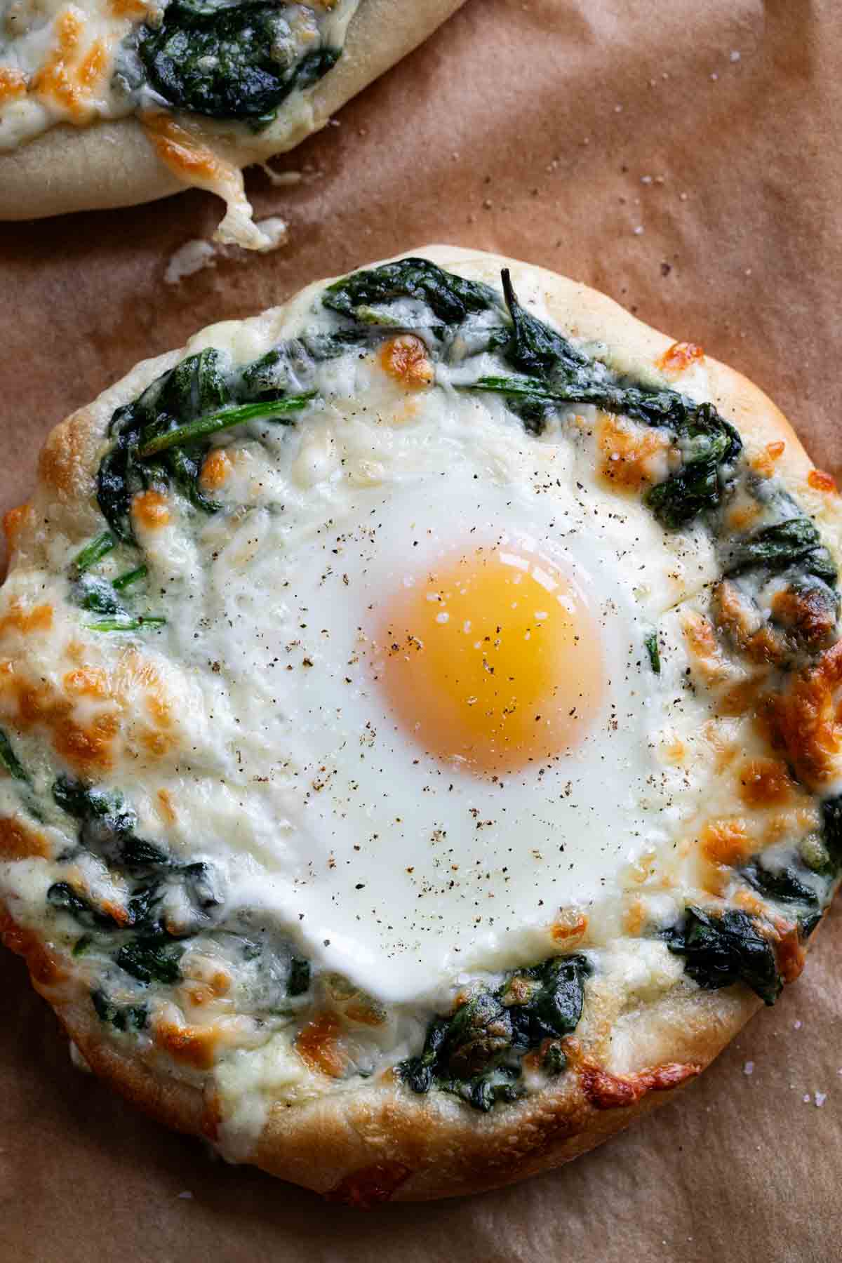 Egg pizza with creamed spinach and mozzarella cheese.